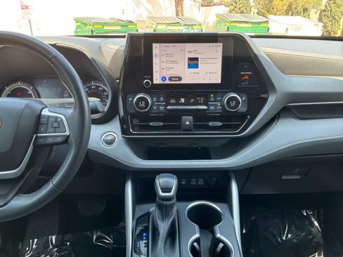 Used 2023 Toyota Highlander XLE FWD image 14