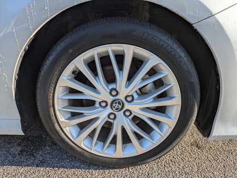 Used 2020 Toyota Camry XLE image 12