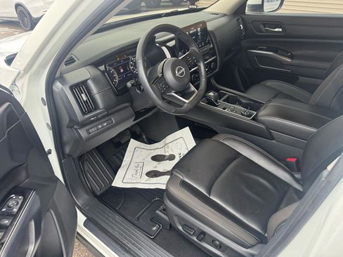 Used 2023 Nissan Pathfinder SL AWD/4WD image 10