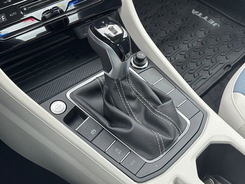 New 2026 Volkswagen Jetta SE FWD image 19