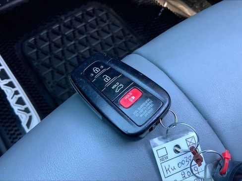 Used 2019 Toyota Avalon XLE image 14