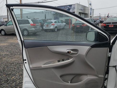 Used 2013 Toyota Corolla LE image 9