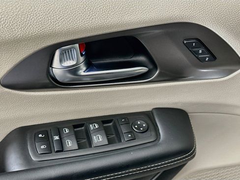 Used 2023 Chrysler Pacifica Touring-L FWD image 15