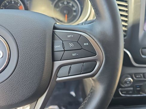 Used 2019 Jeep Cherokee Latitude w/ Cold Weather Group FWD image 15