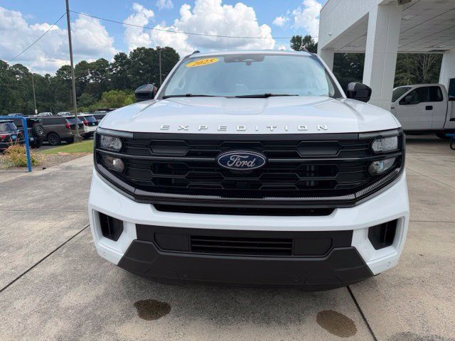 Used 2025 Ford Expedition Max Active RWD image 2