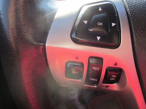 Used 2013 Ford Taurus Limited image 25