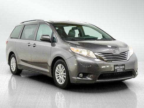 Used 2017 Toyota Sienna XLE w/ XLE Navigation Package FWD image 7