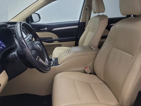 Used 2019 Toyota Highlander SE image 17