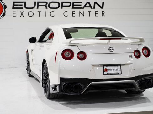 Used 2021 Nissan GT-R Premium AWD/4WD image 36