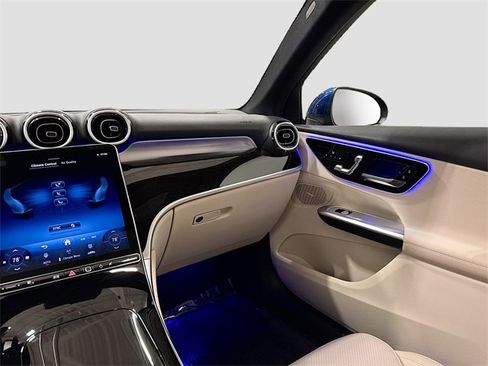 Used 2025 Mercedes-Benz GLC 300 4MATIC image 24