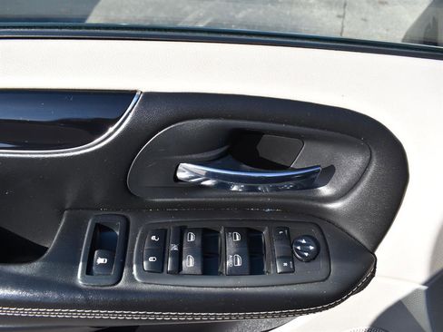 Used 2019 Dodge Grand Caravan SXT image 14