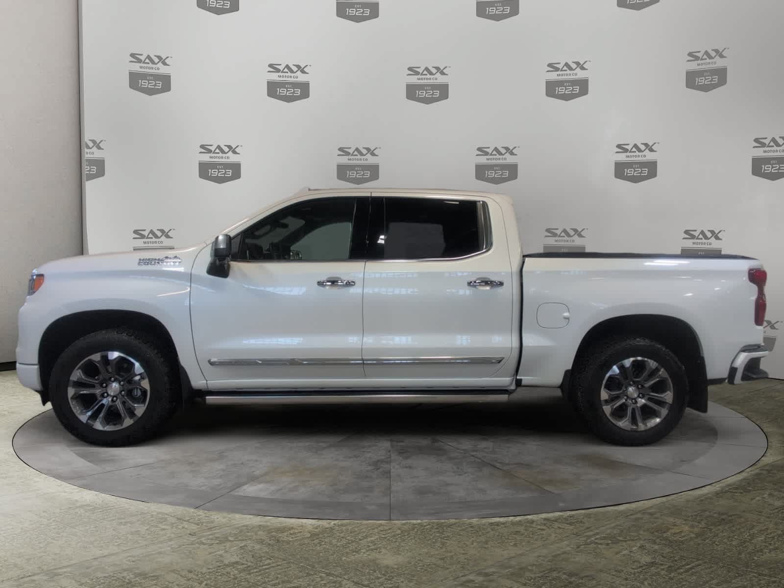 Used 2025 Chevrolet Silverado 1500 High Country w/ Technology Package AWD/4WD image 2