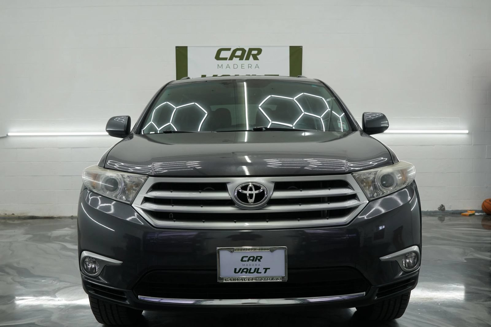 Used 2012 Toyota Highlander SE w/ Tow Pkg FWD image 2