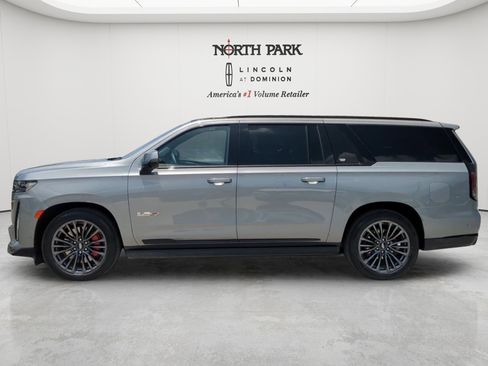 Used 2023 Cadillac Escalade ESV V w/ LPO, ONYX Package AWD/4WD image 8