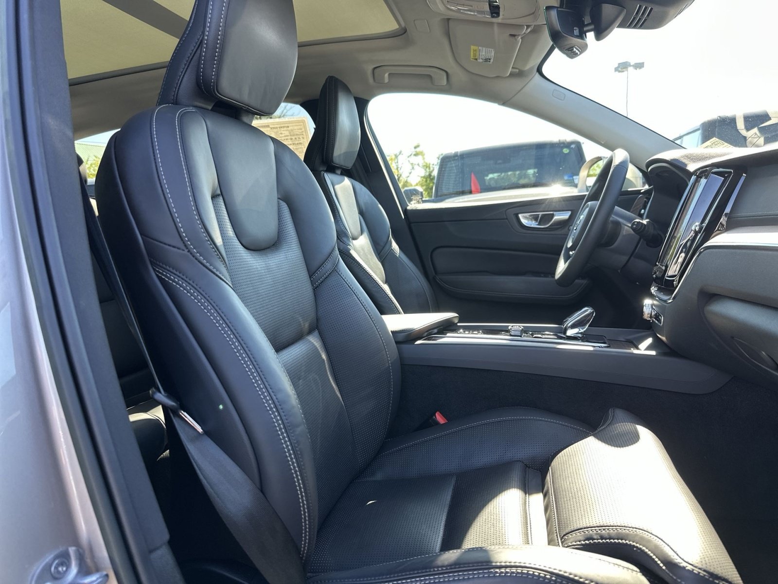 Used 2023 Volvo XC60 B5 Ultimate w/ Climate Package AWD/4WD image 28