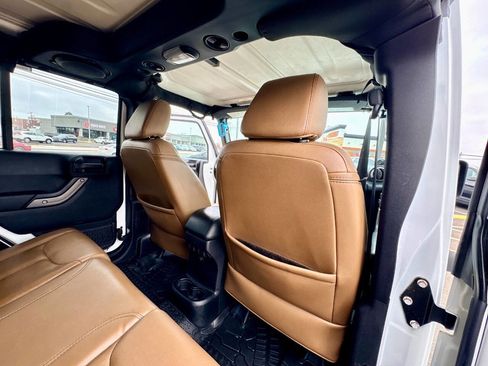 Used 2013 Jeep Wrangler Unlimited Sahara image 32