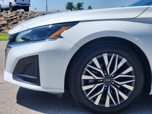Used 2025 Nissan Altima 2.5 SV image 9