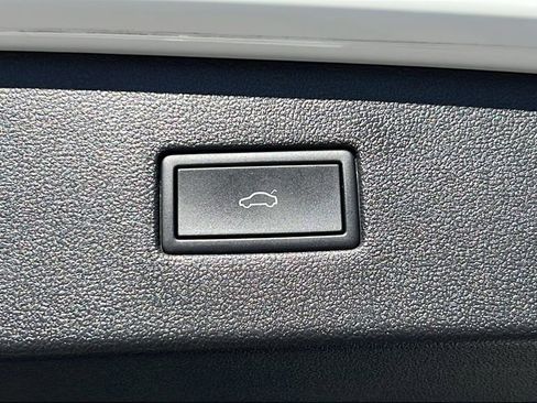 Certified 2024 Volkswagen Tiguan SE image 18