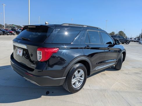 Used 2023 Ford Explorer XLT w/ Equipment Group 202A image 7