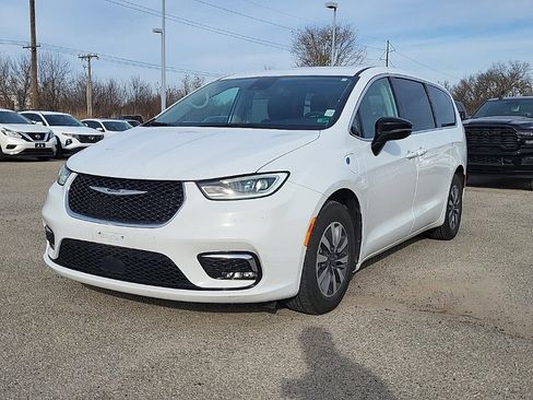 Used 2024 Chrysler Pacifica Select image 6