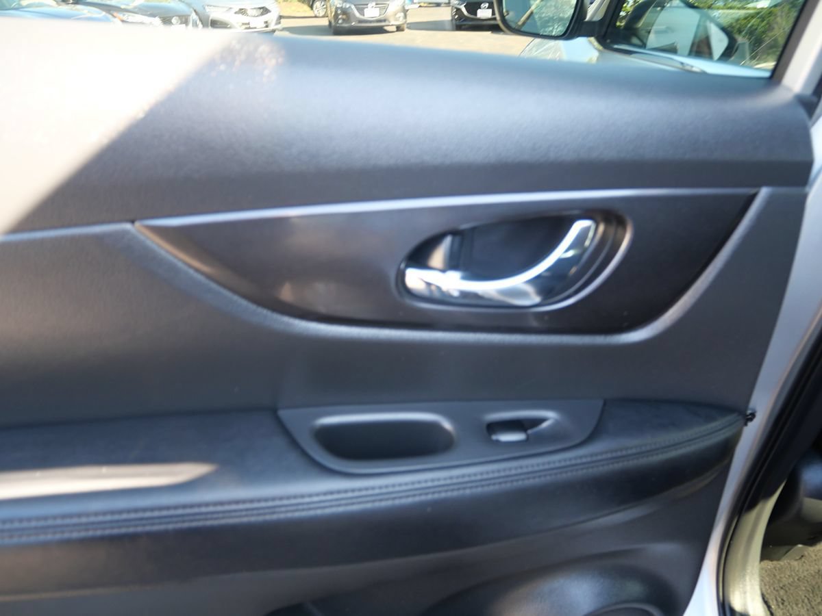 Used 2018 Nissan Rogue SV AWD/4WD image 27