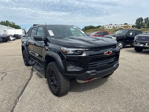 Used 2025 Chevrolet Colorado ZR2 w/ Midnight Edition AWD/4WD image 3