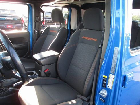 Used 2023 Jeep Gladiator Mojave w/ Cold Weather Group image 18