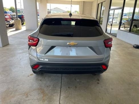 Used 2024 Chevrolet Trax LS w/ LS Convenience Package FWD image 4