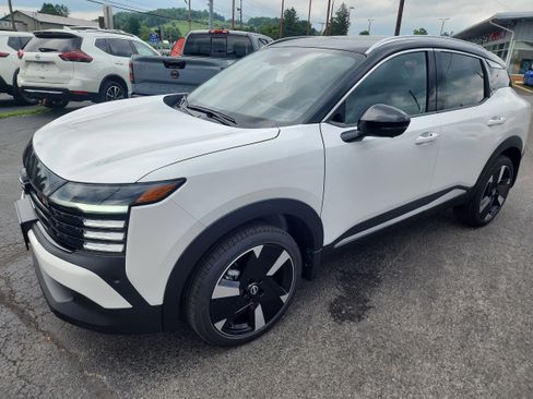 New 2025 Nissan Kicks SR image 4