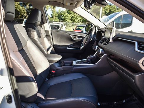 Used 2019 Toyota RAV4 Limited image 17