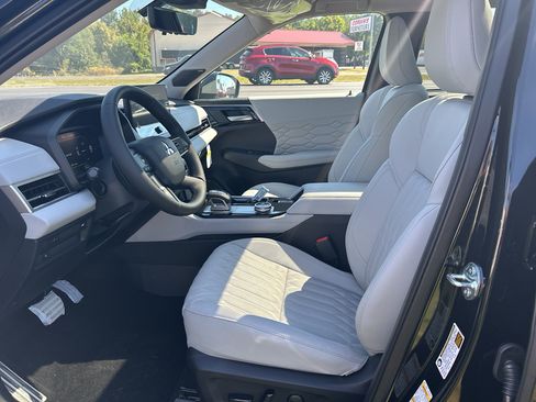 New 2025 Mitsubishi Outlander AWD image 9