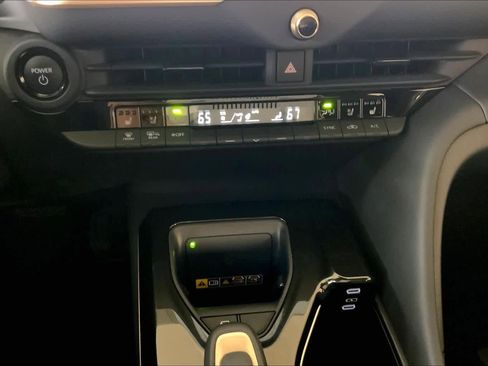 Used 2025 Toyota Crown Signia w/ Advanced Technology Package image 34