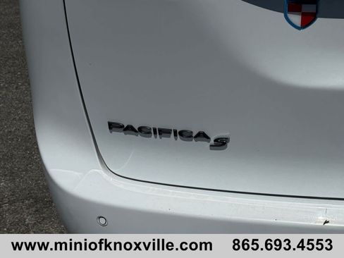 Used 2025 Chrysler Pacifica Limited FWD image 10
