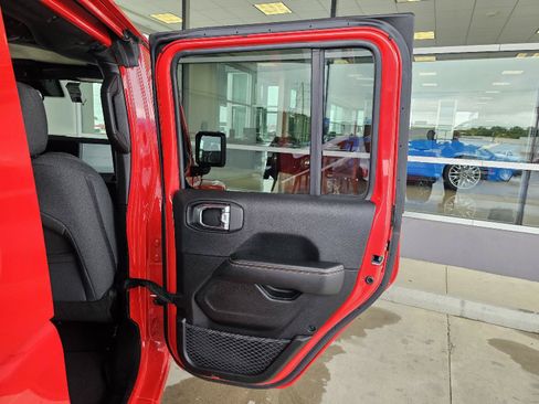 Used 2025 Jeep Wrangler Unlimited Sahara AWD/4WD image 13