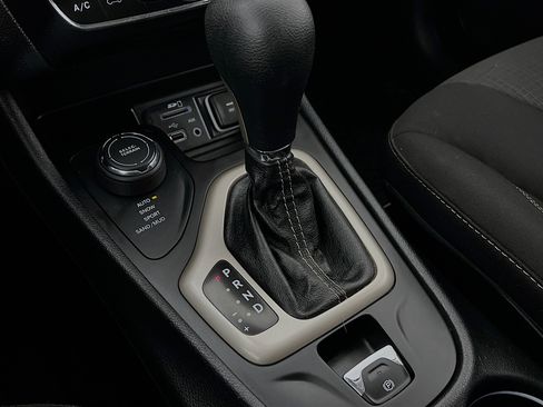 Used 2015 Jeep Cherokee Latitude w/ Comfort/Convenience Group image 18