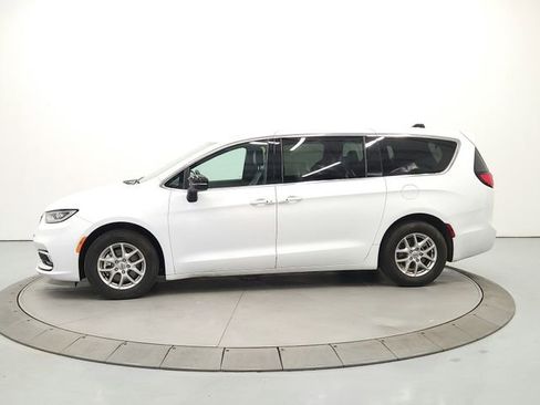 Used 2025 Chrysler Pacifica Select FWD image 4