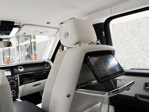 Used 2023 Rolls-Royce Cullinan w/ Cullinan Package image 11