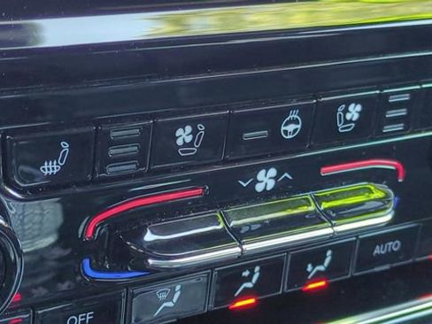 Used 2023 Jeep Grand Cherokee Overland w/ Luxury Tech Group IV image 28