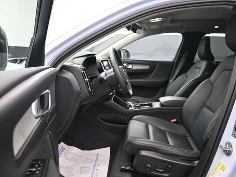 Certified 2025 Volvo XC40 B5 Plus AWD/4WD image 11