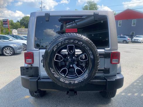 Used 2018 Jeep Wrangler Unlimited Sahara AWD/4WD image 5
