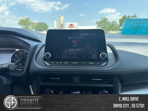 Used 2025 Nissan Rogue SV AWD/4WD image 18