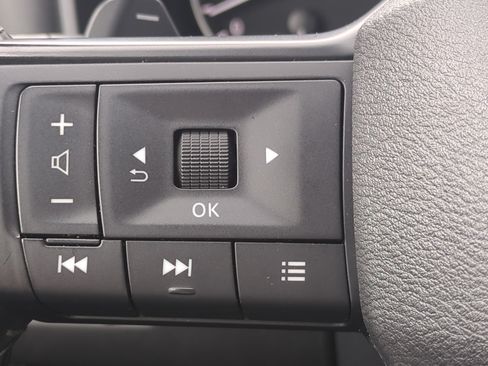 Used 2025 Nissan Rogue SV FWD image 20