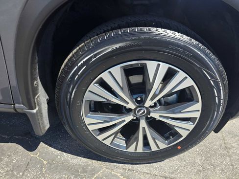 Used 2023 Nissan Rogue SV image 9