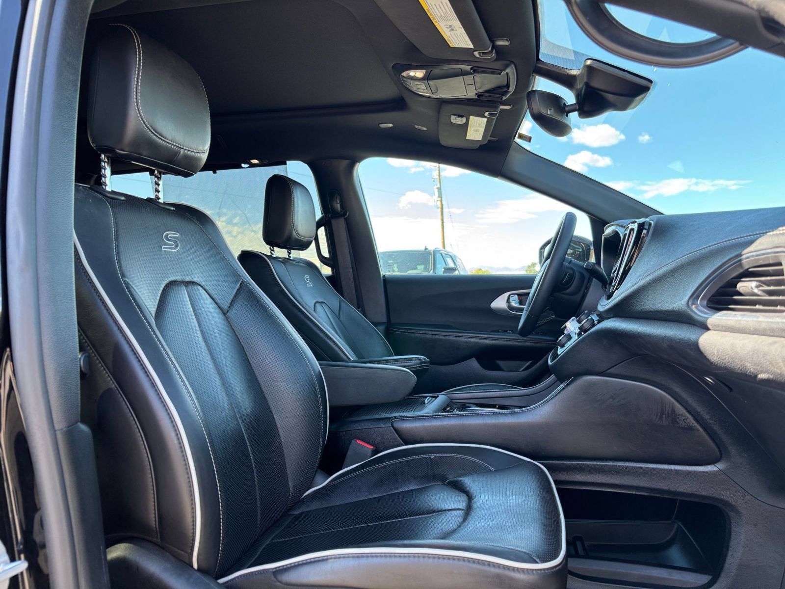 Used 2025 Chrysler Pacifica Limited FWD image 40