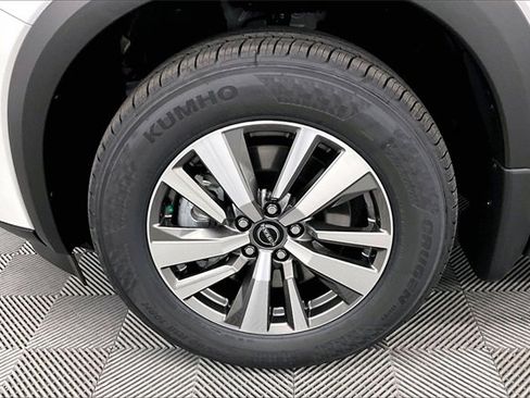 New 2025 Nissan Pathfinder SL image 11