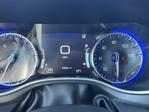 Used 2024 Chrysler Pacifica Touring-L image 12