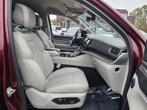 Used 2024 Jeep Wagoneer L Series II image 26