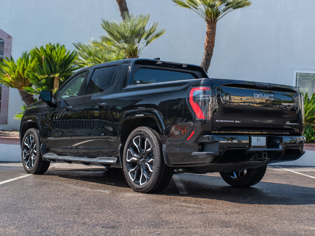 Used 2025 GMC Sierra EV Denali AWD/4WD image 15
