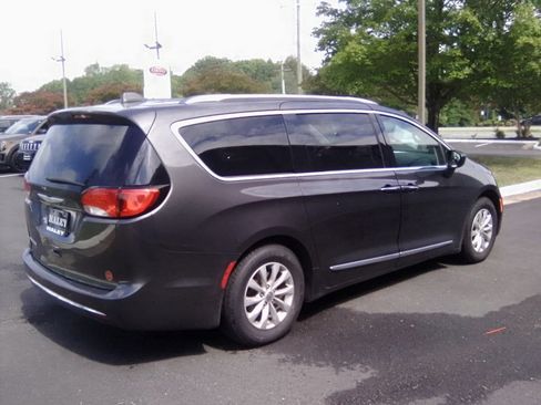 Used 2019 Chrysler Pacifica Touring-L FWD image 3