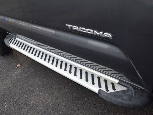 Used 2019 Toyota Tacoma TRD Sport image 12